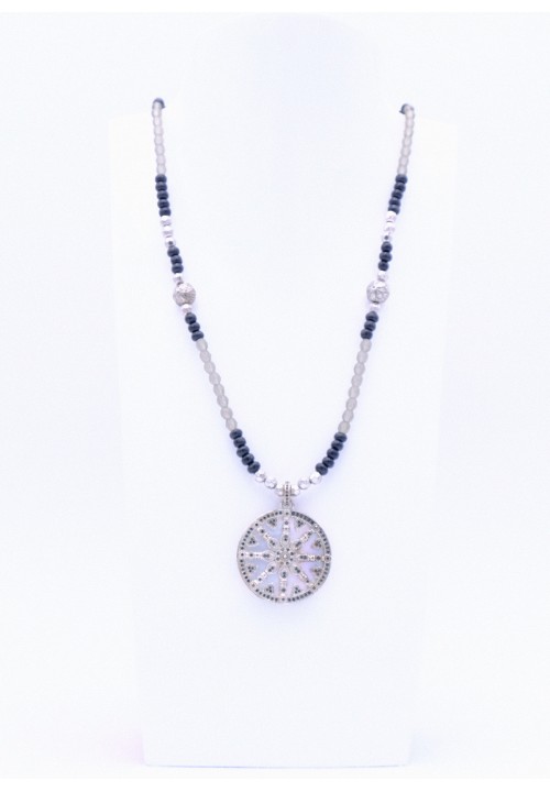 Schwarze Perlenkette mit Karma Rad in Perlmutt Schwarze Perlenkette mit Karma Rad in Perlmutt