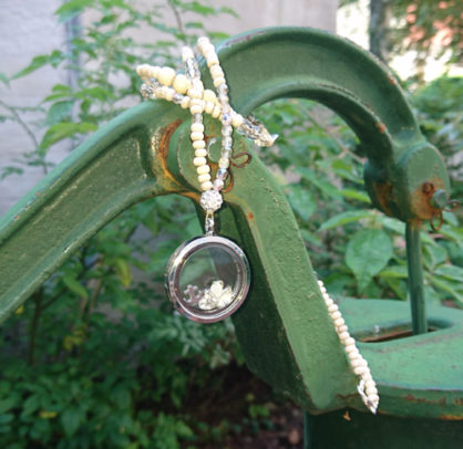 Floating Charms Kette: kleine Symbole im transparenten Silbermedaillon